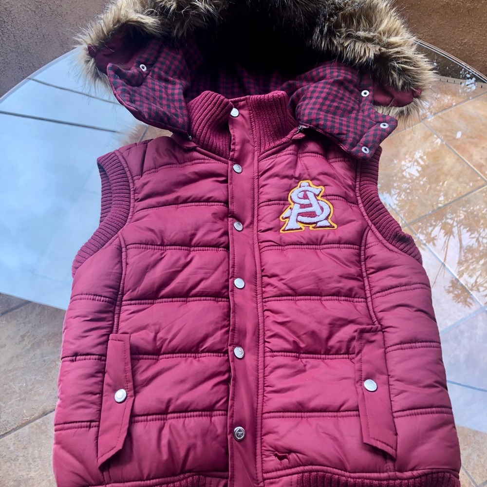 Stylish Red Puffer Vest with Fur Trim